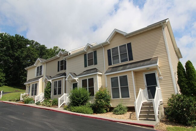 Building Photo - 865 Camelot Ln