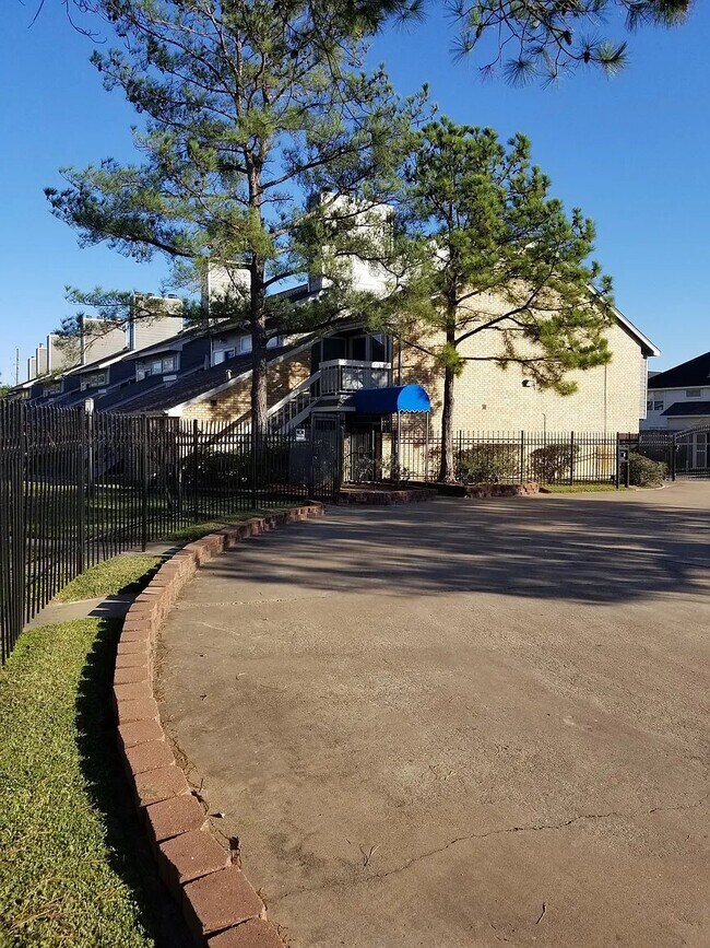 Foto del edificio - 11240 Perry Rd