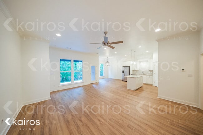 Building Photo - 6542 Roux Dr