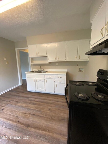 Foto del edificio - 8230 Cedarbrook Dr