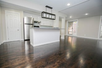 Building Photo - 927 Pine St