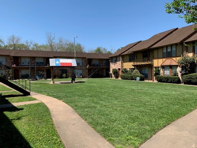 Primary Photo - Loggins Court Apartments