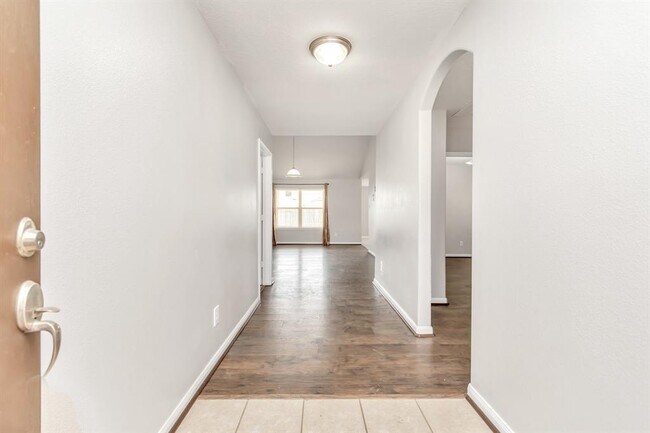 Building Photo - 9422 Peridot Green Dr