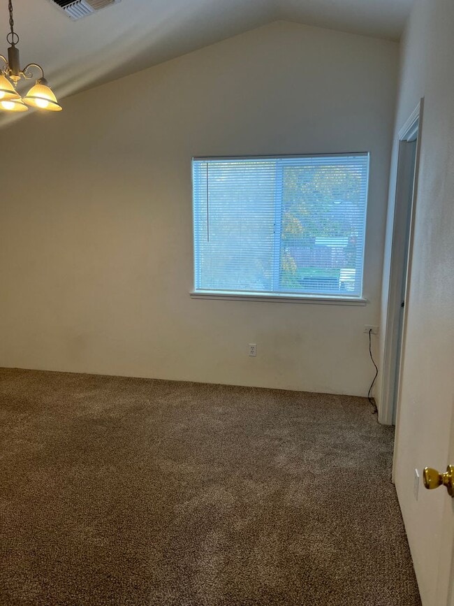 Building Photo - Lovely 3 bedroom, 2.5 bath home with laundry, near schools