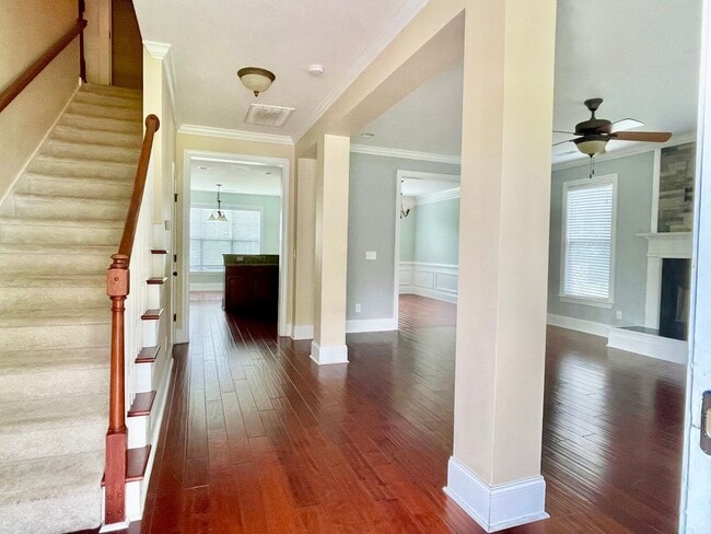 Building Photo - Gorgeous Home in Hunt Club!