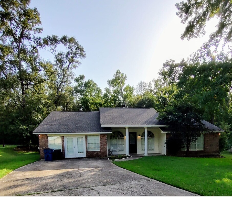 Primary Photo - 1 Briar Oak Cir