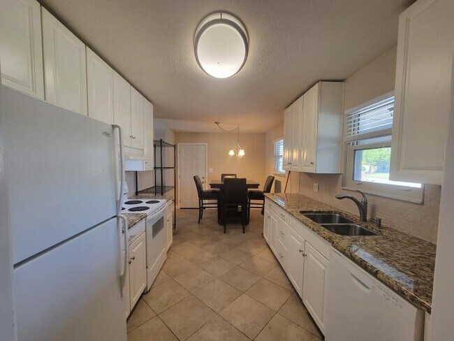 Foto del edificio - 3136 Lawton Ct