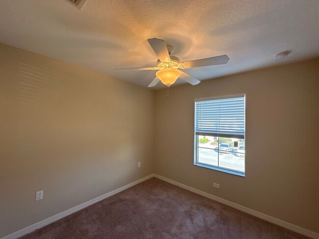 Foto del edificio - Spacious 2 story Townhome