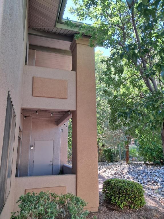 Building Photo - 985 E Mingus Ave