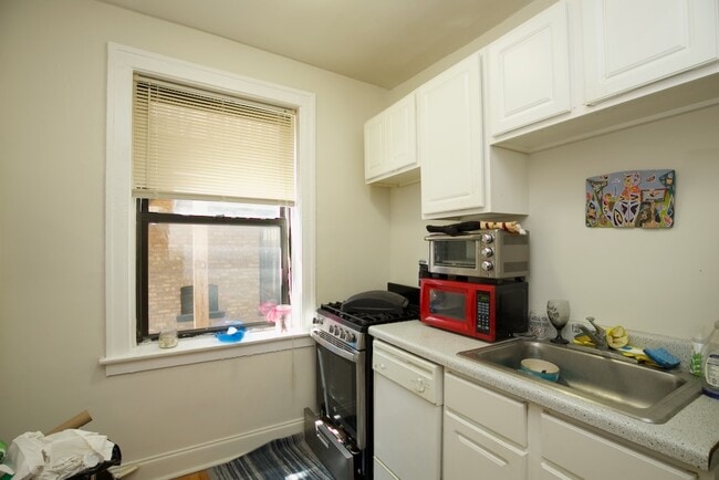 Foto del edificio - 837 W Cornelia Ave