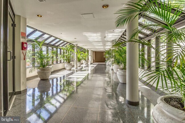 Foto del edificio - 1600 N Oak St