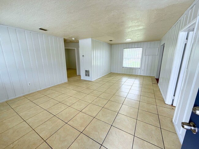 Building Photo - 15410 NW 32 Ct