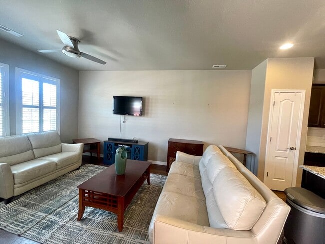 Building Photo - Beautiful 3 bedroom/2.5 bath town home in ...
