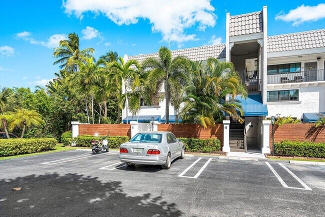 Building Photo - 801 Palm Trail