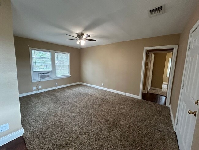 Building Photo - Cute 2/1 Updated Bossier
