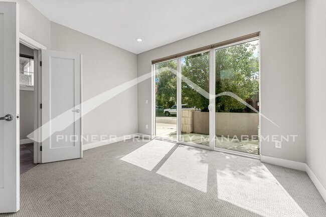 Building Photo - Fantastic Townhome with Central AC and 2 Car Garage!