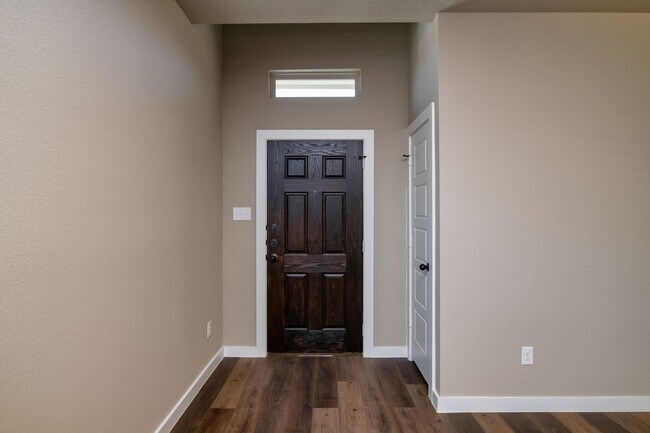 Building Photo - AVAILABLE NOW! GORGEOUS 3 BEDROOM DUPLEX L...