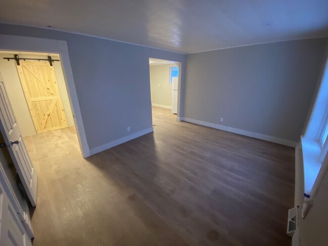 Building Photo - HEAT & ELECTRIC INCLUDED! 1 Bed 1 Bath Lower Unit