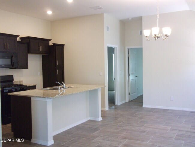 Building Photo - 5013 Vincent James St