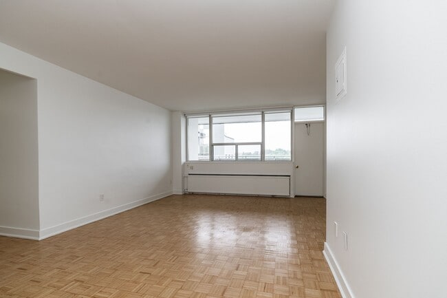 Building Photo - 551 Eglinton Ave E