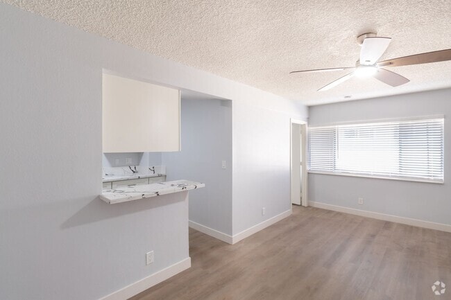 Building Photo - 811 Gardenia Ave