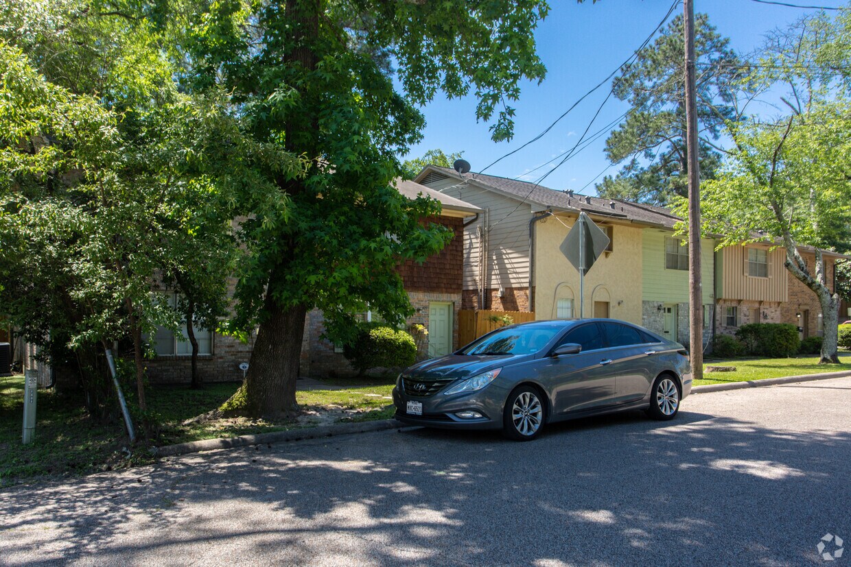 Building Photo - 407 W Semands St