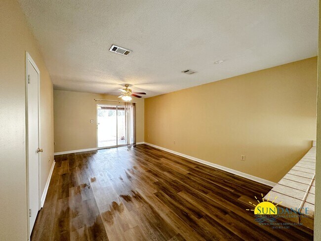 Building Photo - Great 2 Bedroom Townhouse In Fort Walton B...