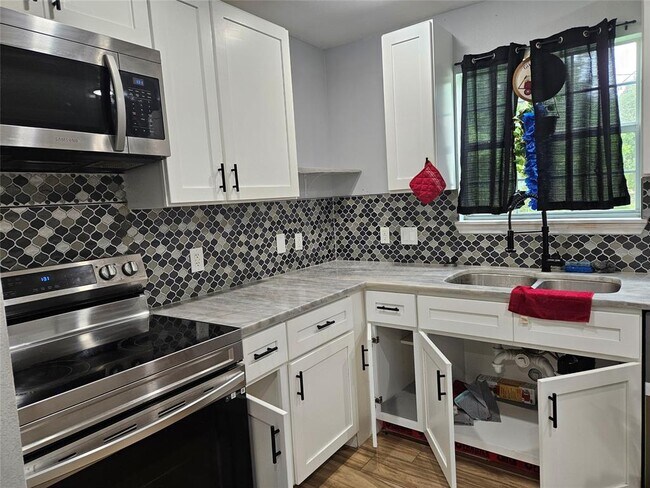 Foto del edificio - 5815 Schevers St