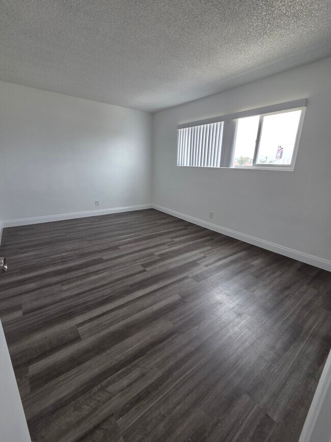 Dormitorio con suelo de vinilo de lujo. - 3455 Elm Ave