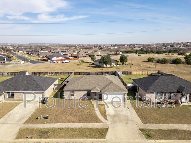 Foto del edificio - 3211 Tom Lockett Dr