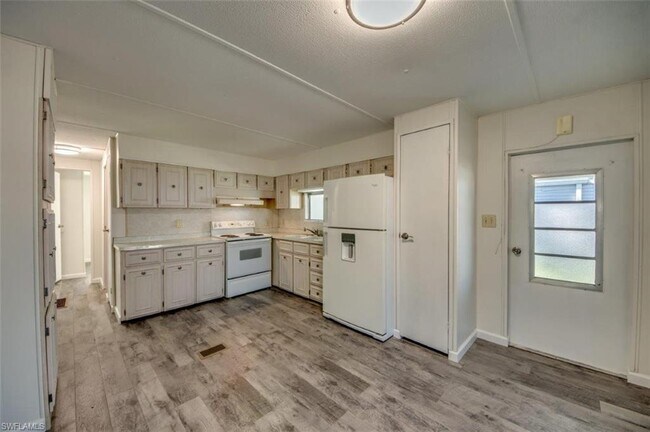Foto del edificio - 3318 Rainbow Ln