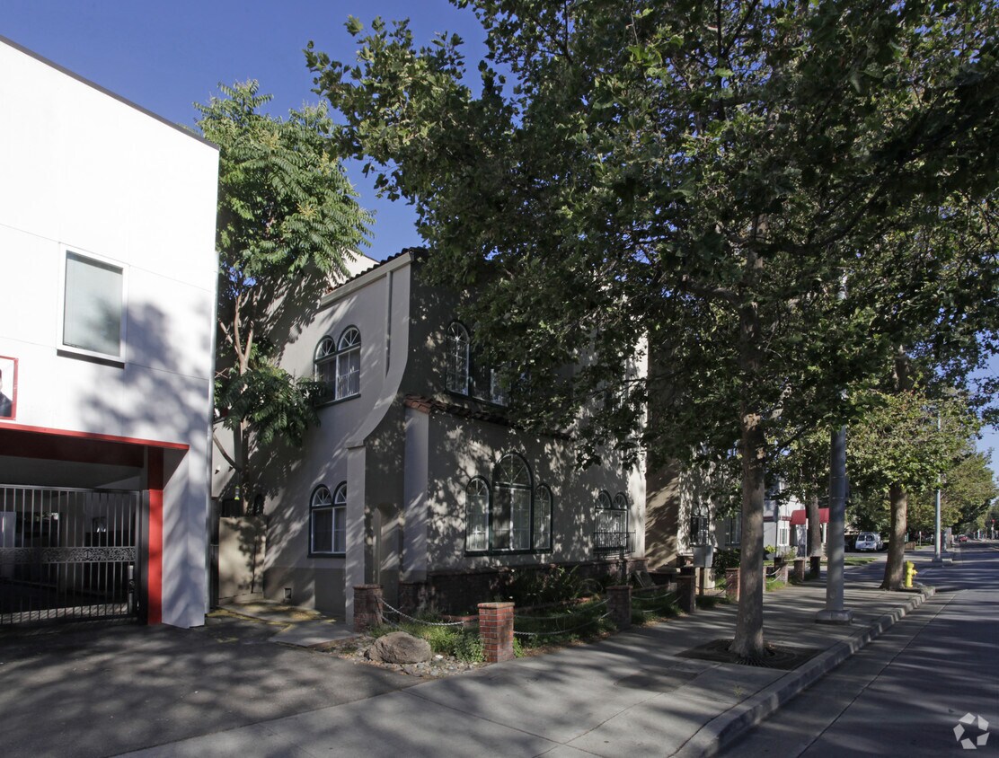Building Photo - 445 N 1st St
