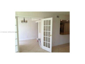 Building Photo - 800 Parkview Dr