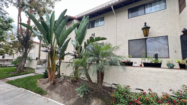 Foto del edificio - Spacious and Upgraded Orange 2 Bed 2.5 Bath Townhome with 2 Car Garage