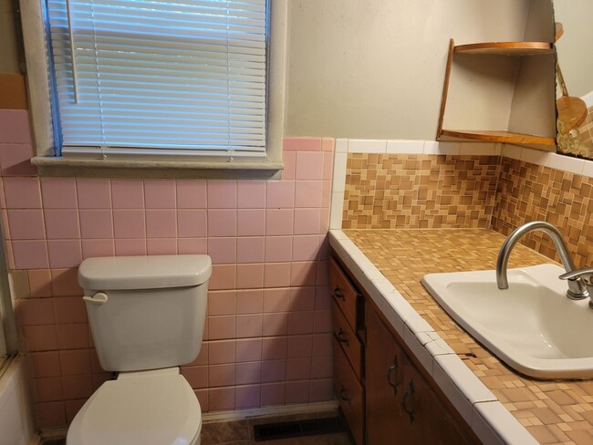 Building Photo - 4 Bedroom 2 Bathroom! $1100!