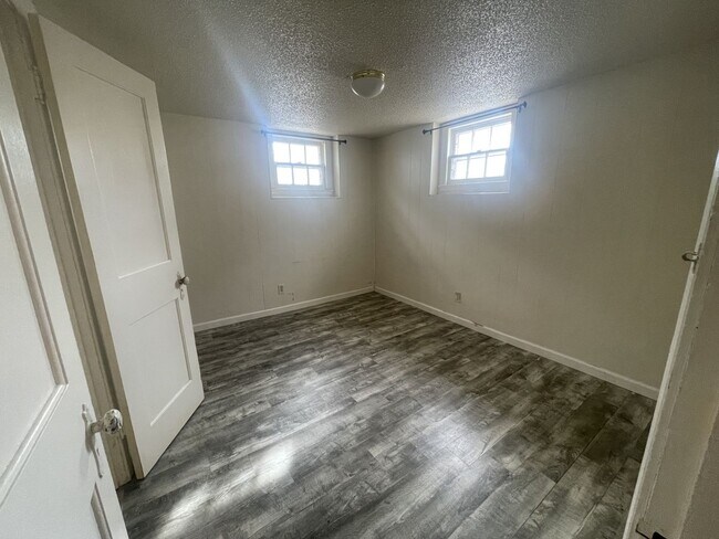 Foto del edificio - Two Bedroom, One and half bathroom house! ...