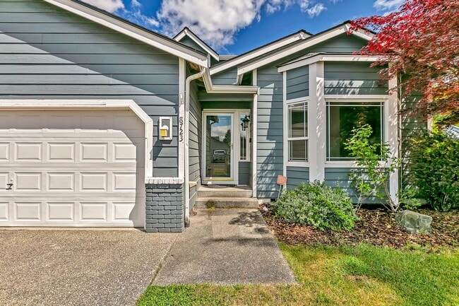 Building Photo - Spacious Corner Lot on in Desirable Community