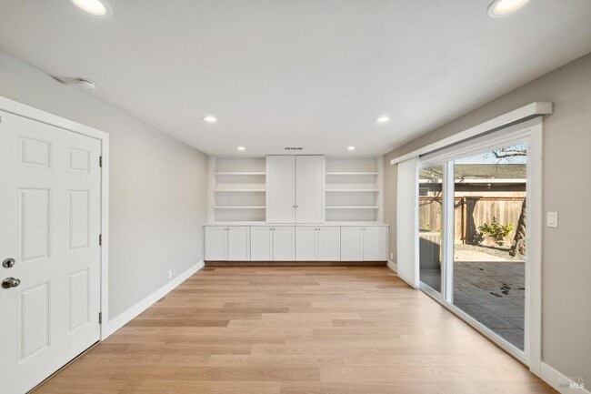 Foto del edificio - 918 Las Pavadas Ave