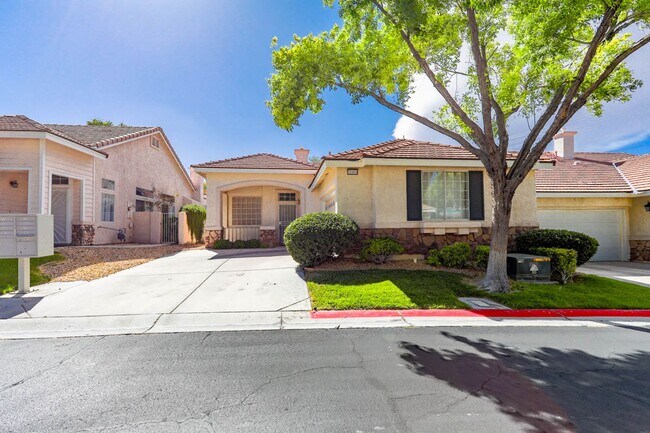Foto del edificio - Beautiful One Story 2 Bedroom Townhome With 2 Car Attached Garage