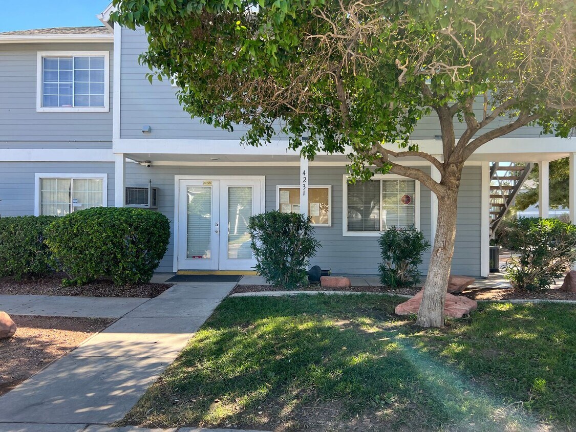 Foto principal - Best kept Fourplex- Mature Landscaping
