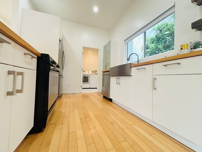 Foto del edificio - Chic 2-Bed, 2-Bath Home with Gated Yard in...