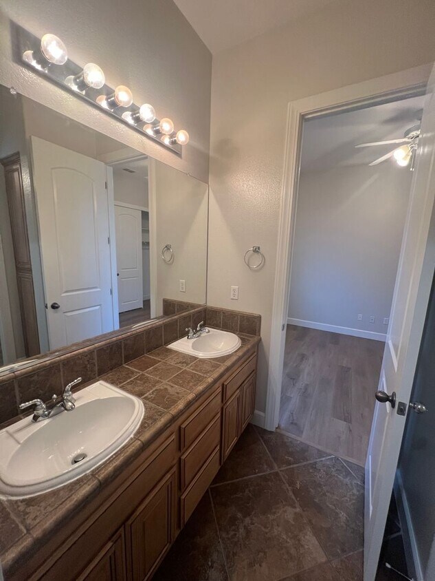 Foto del edificio - Elegant Single-Story 3-Bedroom Home in a Prime Central Location