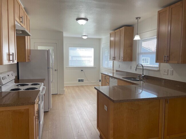 Building Photo - Adorable 2 Bedroom House in S Tacoma!