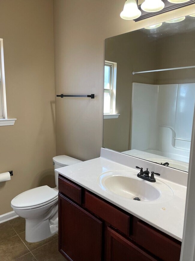 Building Photo - Move In Ready Rental in Gonzales!