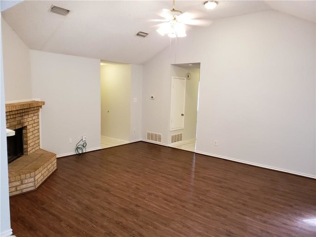 Building Photo - 925 Larue Dr