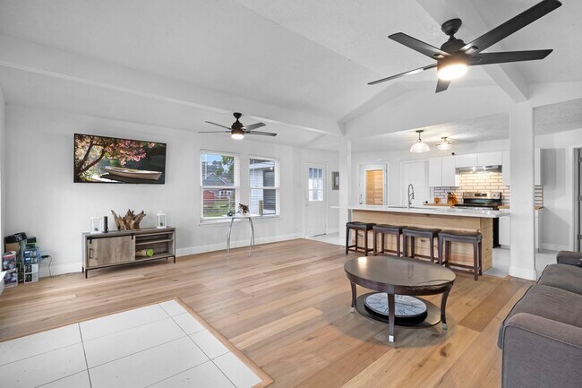 Building Photo - 110 Lakeview Shores Dr