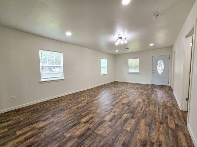 Foto del edificio - 3 Bedroom, 1 Bath Home in Shawnee!