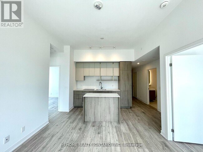 Building Photo - 15 Holmes Ave