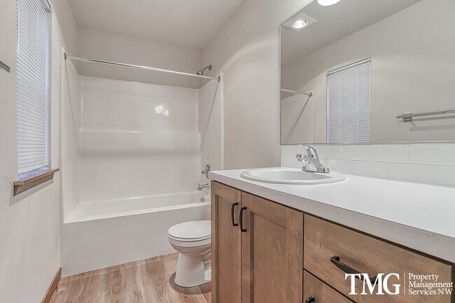 Foto del edificio - Brand New Construction 2 Story Duplex in W...