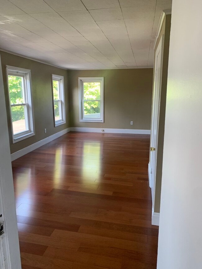 Open floor plan - Living room/dining room - 32A Highland St